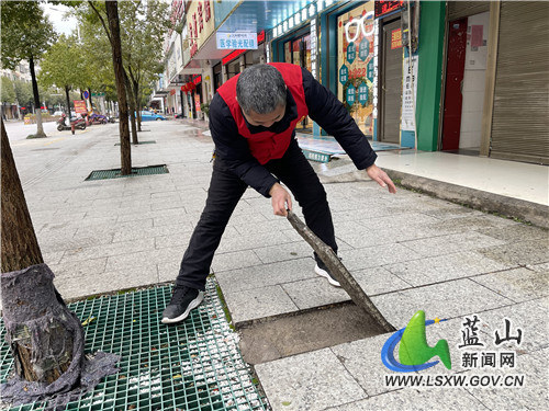 为保障市民安全便捷地使用市政设施，2月23日，蓝山县财政局工作人员在塔峰西路沿线仔细排查市政基础设施现状，并统计上报发现的问题，以便于相关部门及时修复。