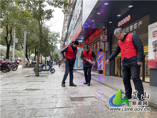 为保障市民安全便捷地使用市政设施，2月23日，蓝山县财政局工作人员在塔峰西路沿线仔细排查市政基础设施现状，并统计上报发现的问题，以便于相关部门及时修复。