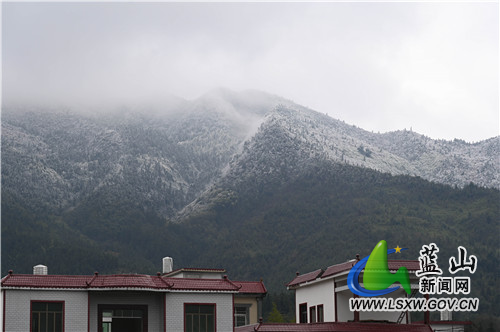 2月23日，蓝山县境内南岭山脉，大雪“定点”落在了海拔较高、风口所在的山头，有如披上了银甲的战神。白皑皑的山尖与青松翠柏交相辉映，形成了独特的南岭雪韵。