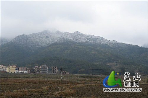 2月23日，蓝山县境内南岭山脉，大雪“定点”落在了海拔较高、风口所在的山头，有如披上了银甲的战神。白皑皑的山尖与青松翠柏交相辉映，形成了独特的南岭雪韵。