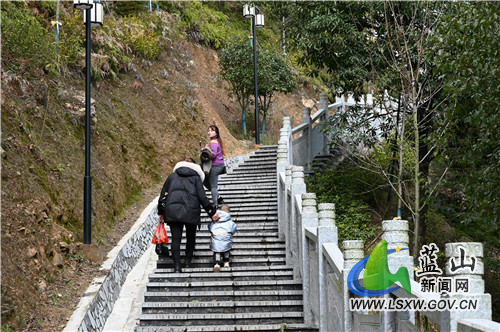 2月25日，蓝山县夔龙山，久违的艳阳高照，大地气温慢慢回升，前来爬山的市民缓缓地解去了厚厚的棉衣，贪婪地享受着这醉人的气息。
连日来的极寒天气，令市民们深切地感受到了什么是春寒料峭，而久违的艳阳天又戏剧般地让市民们感受到了什么是春回大地。