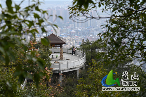 2月25日，蓝山县夔龙山，久违的艳阳高照，大地气温慢慢回升，前来爬山的市民缓缓地解去了厚厚的棉衣，贪婪地享受着这醉人的气息。
连日来的极寒天气，令市民们深切地感受到了什么是春寒料峭，而久违的艳阳天又戏剧般地让市民们感受到了什么是春回大地。