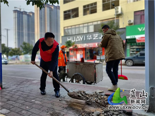 近日，蓝山县司法局组织十余名司法行政干警在第七责任路段开展集中整治行动。干警们针对街道卫生、车辆乱停乱摆、占道经营、墙面小广告等影响市容的现象进行文明劝导和纠正。同时向临街商铺宣传城市管理提升年的意义，使街区洁净大行动活动家喻户晓，政策法规深入人心，获得了群众的大力支持。