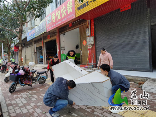 近日，蓝山县司法局组织十余名司法行政干警在第七责任路段开展集中整治行动。干警们针对街道卫生、车辆乱停乱摆、占道经营、墙面小广告等影响市容的现象进行文明劝导和纠正。同时向临街商铺宣传城市管理提升年的意义，使街区洁净大行动活动家喻户晓，政策法规深入人心，获得了群众的大力支持。