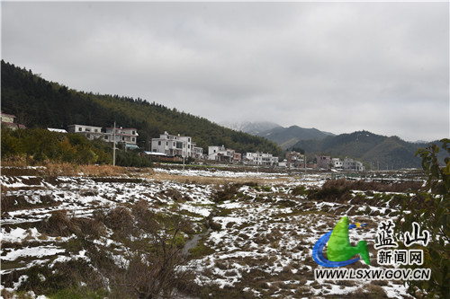 近日，随着气温的升高，蓝山县大桥瑶族乡湘源岭村的冰雪逐渐消融，山间清泉冲破“封印”，叮咚欢唱。山上风车白雪、河畔小鸭戏水、路旁花草绿木，以明媚之色报知春归，点缀了整个山野，美轮美奂的景色让人沉醉。