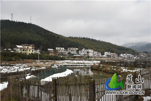 近日，随着气温的升高，蓝山县大桥瑶族乡湘源岭村的冰雪逐渐消融，山间清泉冲破“封印”，叮咚欢唱。山上风车白雪、河畔小鸭戏水、路旁花草绿木，以明媚之色报知春归，点缀了整个山野，美轮美奂的景色让人沉醉。