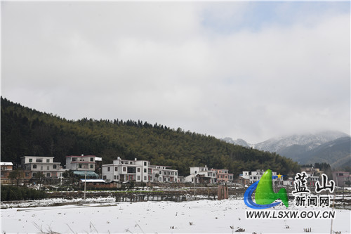 近日，随着气温的升高，蓝山县大桥瑶族乡湘源岭村的冰雪逐渐消融，山间清泉冲破“封印”，叮咚欢唱。山上风车白雪、河畔小鸭戏水、路旁花草绿木，以明媚之色报知春归，点缀了整个山野，美轮美奂的景色让人沉醉。