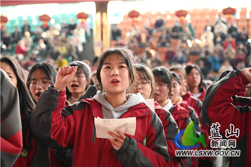 2月28日，蓝山县第二中学，千余名师生举行决战高考百日誓师大会。会上，高三学生代表带领全体同学宣读成人誓词，教师、家长、学生代表分别作了考前发言，各班级轮流喊出了高考百日冲刺口号。