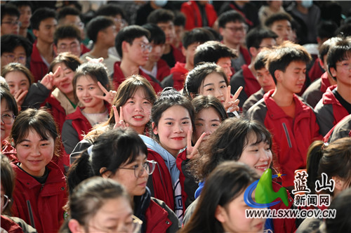 2月28日，蓝山县第二中学，千余名师生举行决战高考百日誓师大会。会上，高三学生代表带领全体同学宣读成人誓词，教师、家长、学生代表分别作了考前发言，各班级轮流喊出了高考百日冲刺口号。