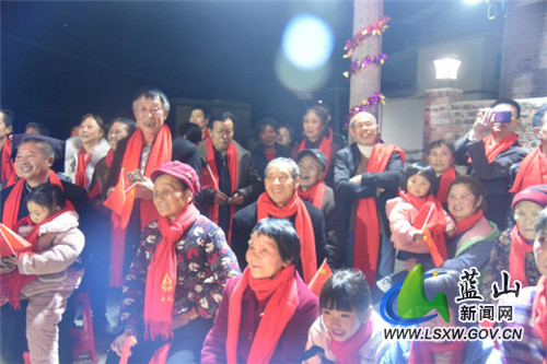 3月8日晚，蓝山县湘江源瑶族乡坪源村欢声阵阵，热闹非凡。当天，该村举行篝火晚会，瑶山阿妹们盛装打扮，载歌载舞，与远方的客人一起欢度“三八”妇女节。