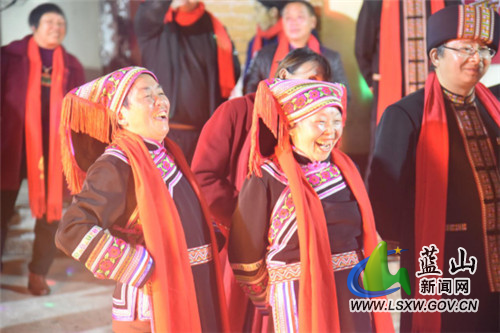 3月8日晚，蓝山县湘江源瑶族乡坪源村欢声阵阵，热闹非凡。当天，该村举行篝火晚会，瑶山阿妹们盛装打扮，载歌载舞，与远方的客人一起欢度“三八”妇女节。