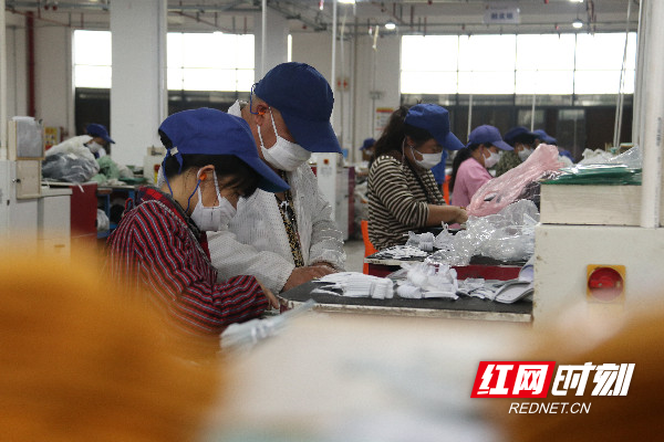 4月30日，道县高新技术开发区凯新鞋业有限公司生产车间，工人在裁剪鞋面材料。