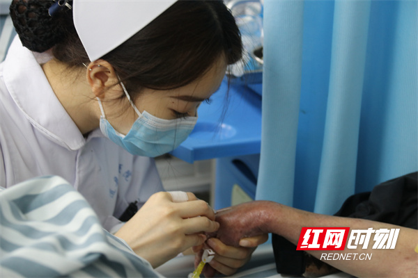 5月1日，护士周萍在为患者静脉注射。
