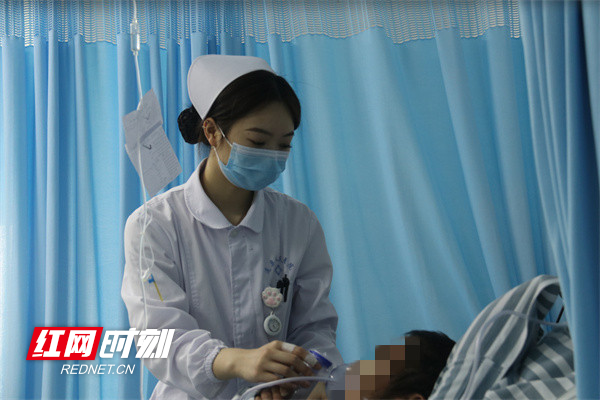 5月1日，道县人民医院心血管内科，护士周萍在为患者做雾化吸入。