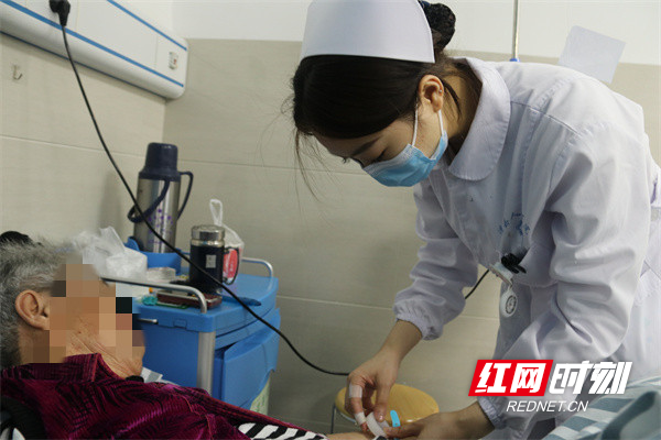 5月1日，道县人民医院心血管内科，护士周萍在为患者静脉注射。