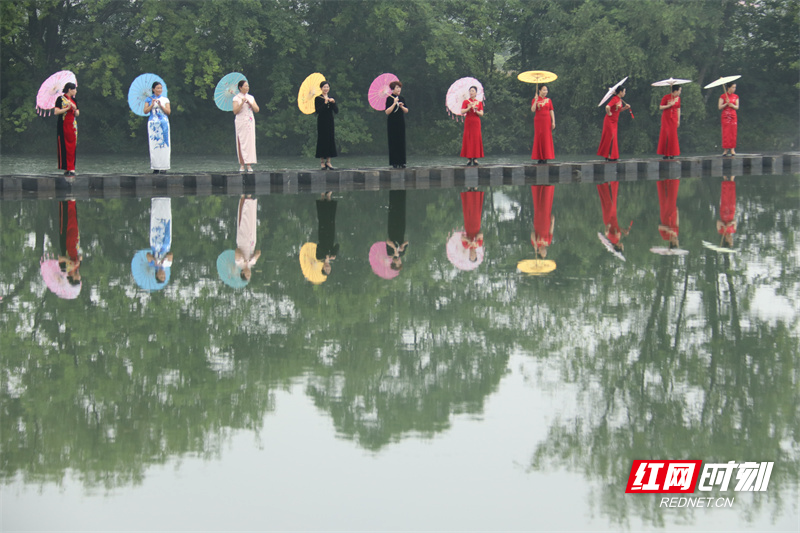 5月8日，一群旗袍爱好者在道县何宝珍故里的洑水河叠水坝上进行旗袍秀。
