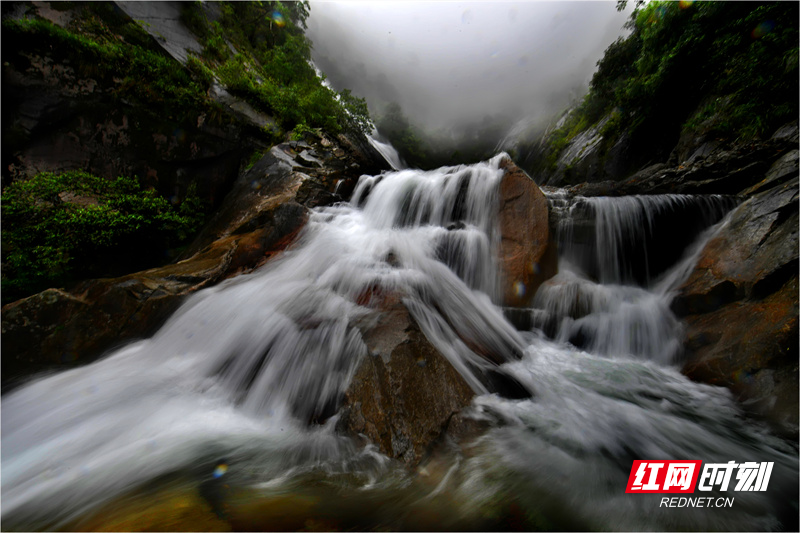 5月26日， 降雨过后，江永县千家峒国家森林公园， 数处原生态瀑布顺着山涧飞泻而下、气势恢宏，或穿山跃如，或倚山嬉石，或飞帘垂幕，如虹如练，如涛如歌，是大自然构思了上千年、上万年，然后发表在高山之巅的艺术珍品。