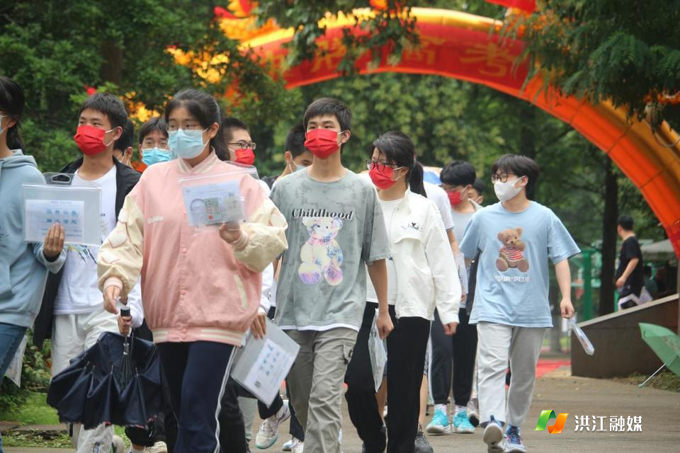 考生们踏着坚毅的步伐迈向考场，为理想放手一搏。