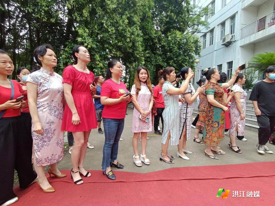 考场外着盛装焦急等待孩子的家长们。