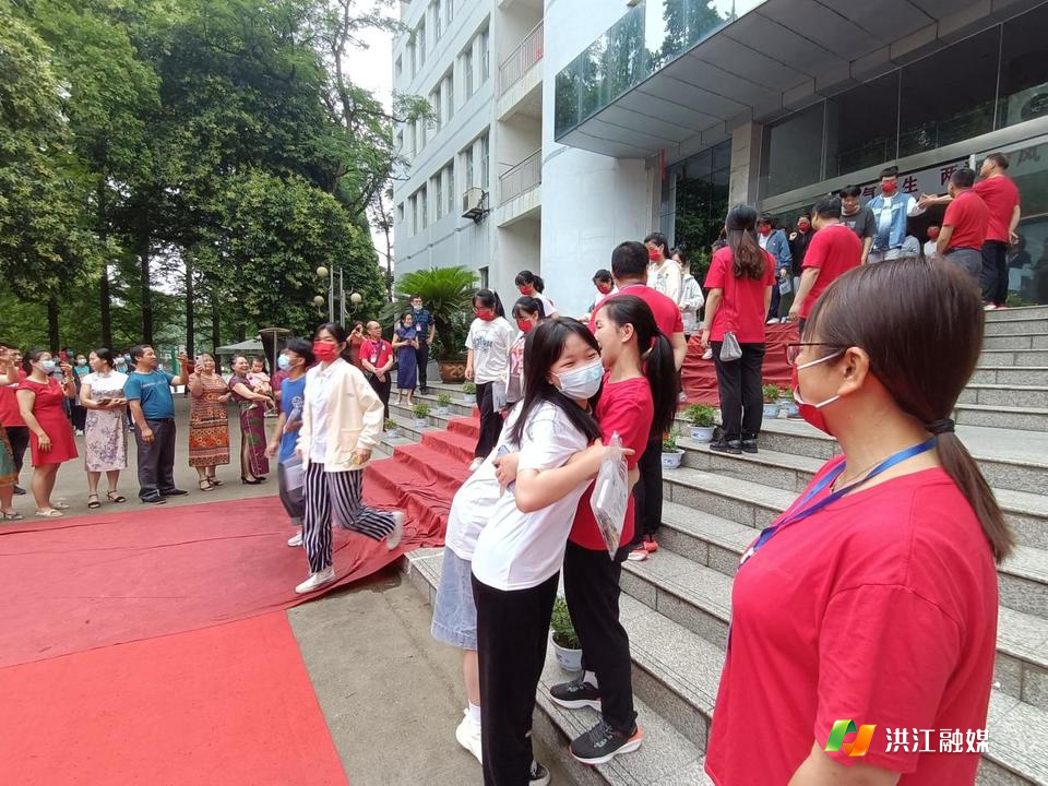 老师和家长们早已等候多时，只为再喝一声“加油”！