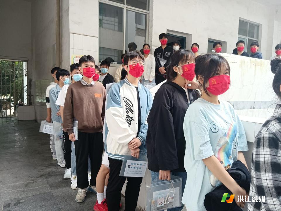 考试临近，考生们排队离开科教楼自习室，前往考场。