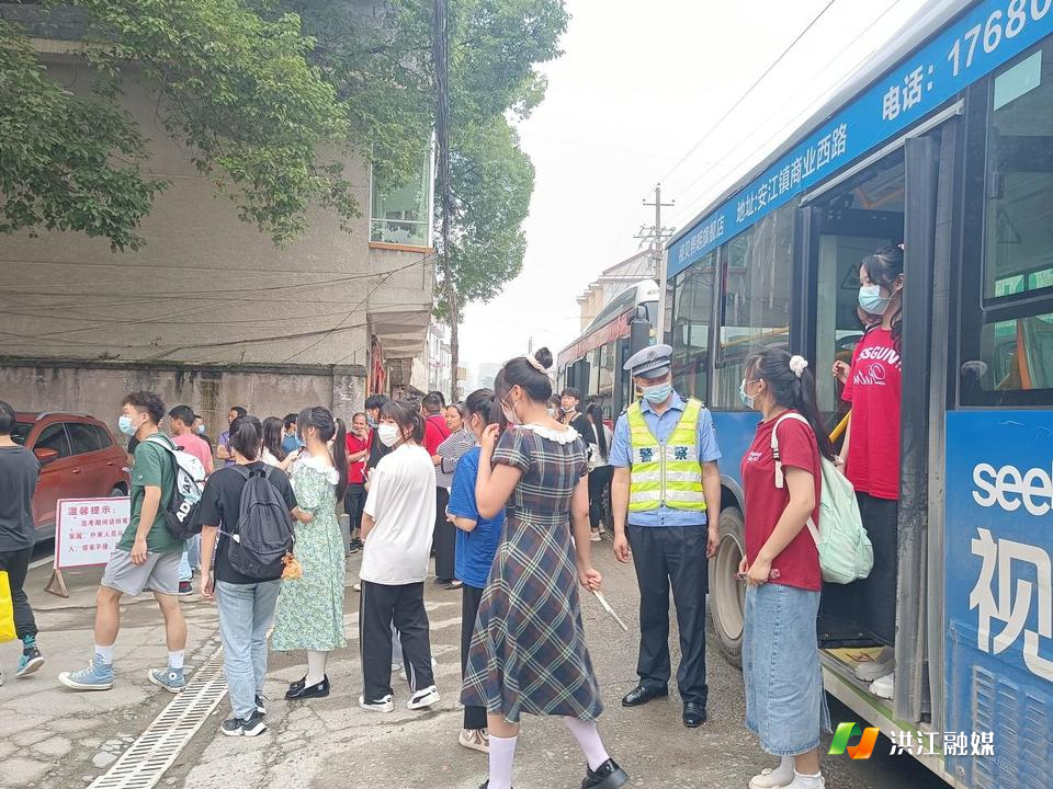 考生们在交警叔叔的护送下下车入校。