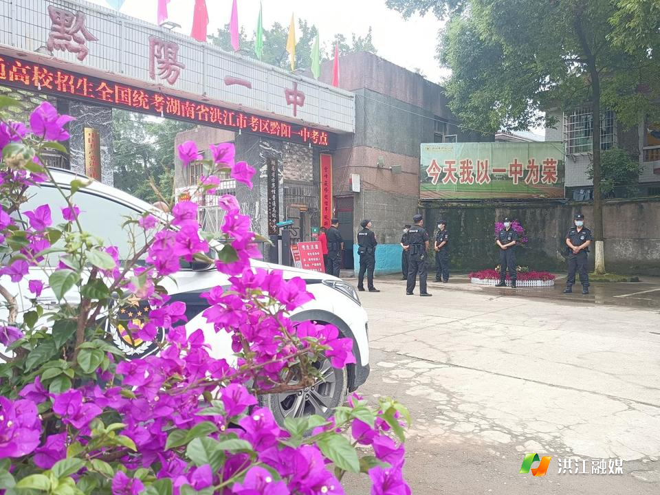 特警队员们已执勤多时，他们为高考筑起一层安全屏障。