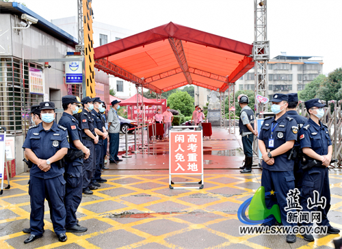 在蓝山二中考点，公安、交警等部门组织人员在考点门口执勤保障学生安全。