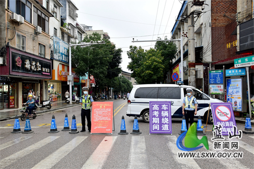 在蓝山二中考点，公安、交警等部门组织人员对考点周边路段实行道路交通管制。