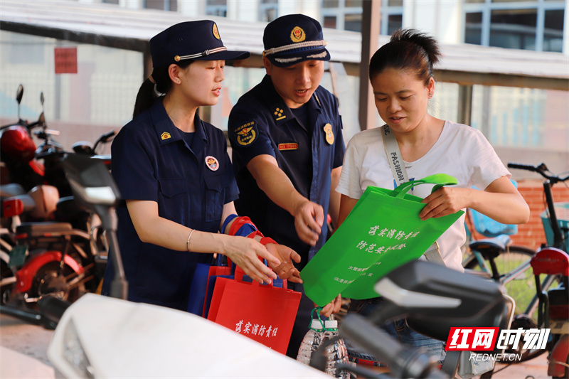 8月15日，湖南常德市临澧县消防救援大队防火监督员对经营场所及物业小区的电动自行车开展火灾隐患排查行动。主要检查电动车充电线乱拉乱接、电动车违规停放、占用、堵塞消防通道、灭火器配备不足等不符合安全要求的问题，图为当日下午，防火监督员在住宅小区对电动自行车安全工作进行检查指导。