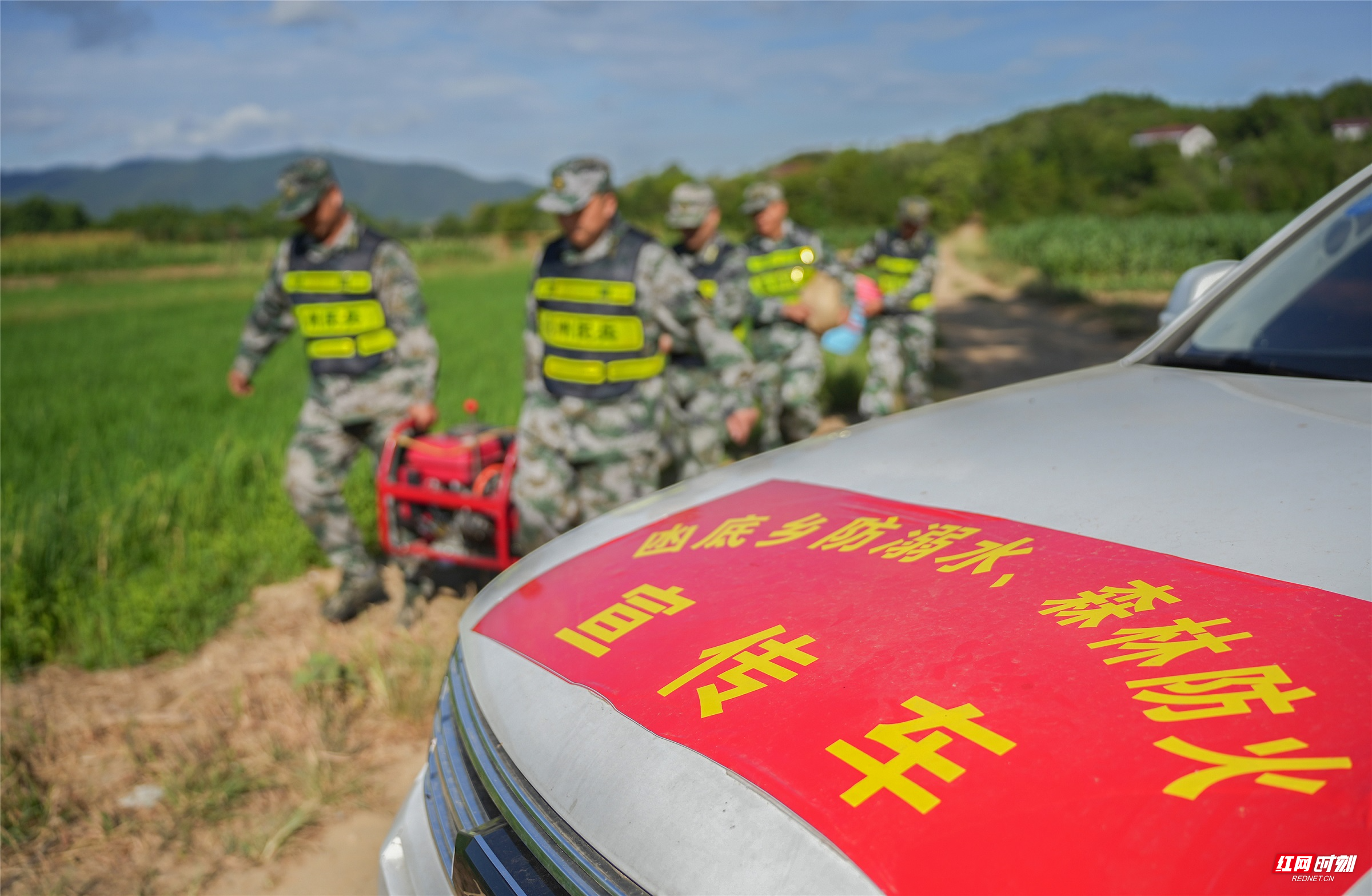 连日来，受持续高温干旱天气影响，零陵区部分水库、河流缺水，水稻及农作物受灾严重。为有效应对旱情，当地政府组织全区党员干部、基干民兵等全力以赴做好抗旱救灾各项工作，坚持开展送水行动，最大限度降低群众的受旱损失，让农民丰收“水”到渠成。