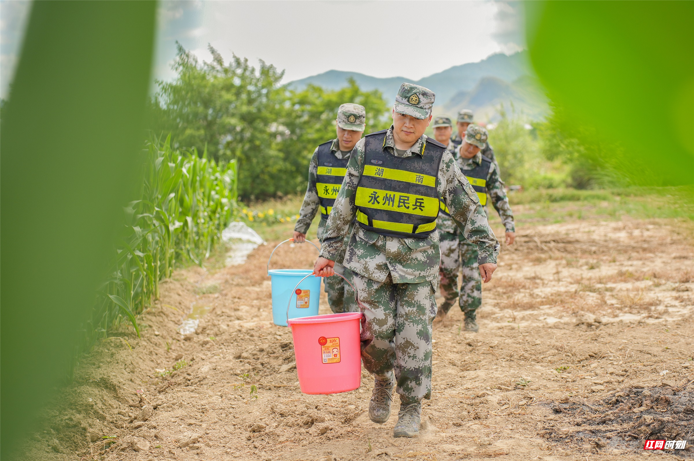 连日来，受持续高温干旱天气影响，零陵区部分水库、河流缺水，水稻及农作物受灾严重。为有效应对旱情，当地政府组织全区党员干部、基干民兵等全力以赴做好抗旱救灾各项工作，坚持开展送水行动，最大限度降低群众的受旱损失，让农民丰收“水”到渠成。