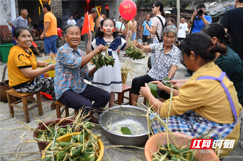 当日上午，全体男女老少早早就集中到村里祠堂前的大鱼塘旁边，举行打糍粑、包粽子活动，等待捕鱼活动的开始。随着口哨声响起，早有准备的纷纷拿着捕鱼工具走进鱼塘，开始捕鱼活动。整个鱼塘人欢鱼跃，现场一片其乐融融的景象。