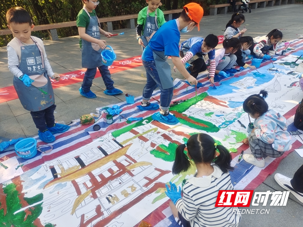 红网时刻岳阳10月15日讯（通讯员 丰婷）让森林走进城市，让城市拥抱森林。今日，岳阳市林业局联合市美术馆在金鹗公园举行“童心永向党 喜庆二十大 共创森林城 绿色岳阳创作现场”主题活动，画卷长达20米，由全市50余名小画家共同绘制完成，呈现岳阳市名画、大湖、古城、新港、森林、湿地、精灵、梦想八大主题，届时画卷将在“林长制在岳阳-喜庆二十大 共创森林城”主题活动展览中惊艳亮相。