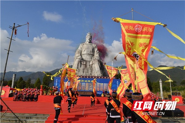 红网时刻新闻11月9日讯（通讯员 黄海）11月9日，湖南省永州市江永县的瑶族同胞穿上瑶族盛装齐聚在千家峒盘王广场载歌载舞，共庆瑶族传统节日盘王节。