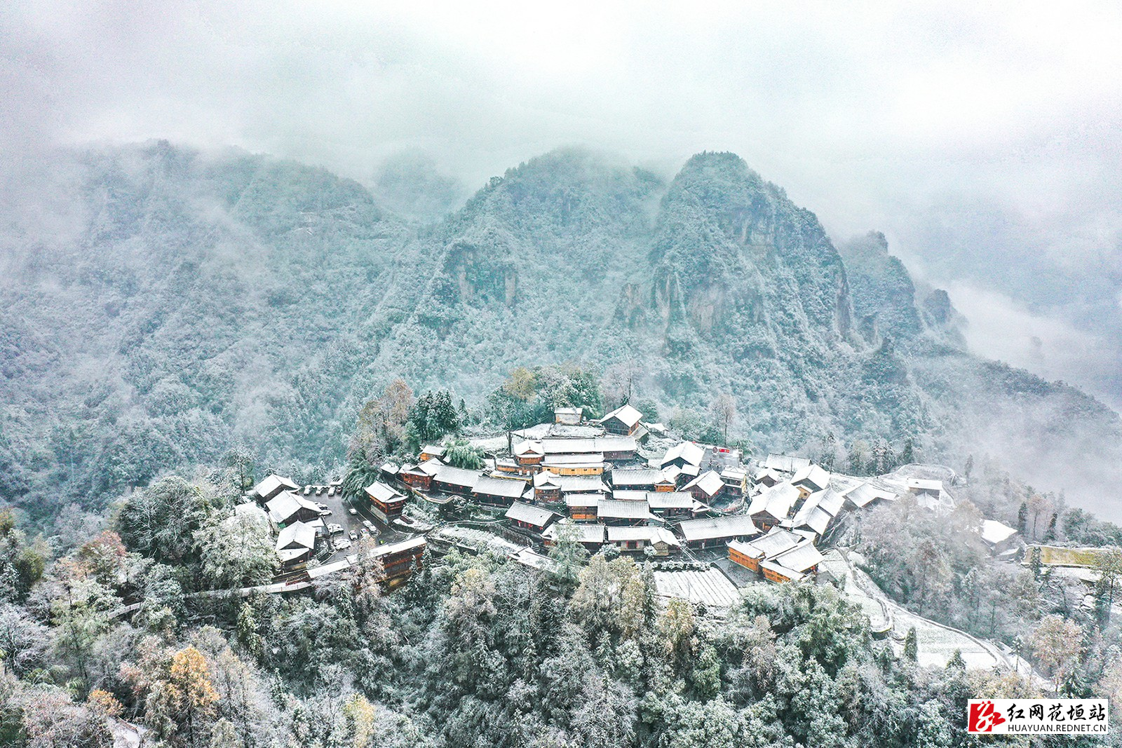 11月30日，花垣县双龙镇十八洞村迎来了2022年入冬后的第一场雪。白雪落山野，碎碎坠琼芳。雪后的苗寨银装素裹，好似一幅雪景山水画。