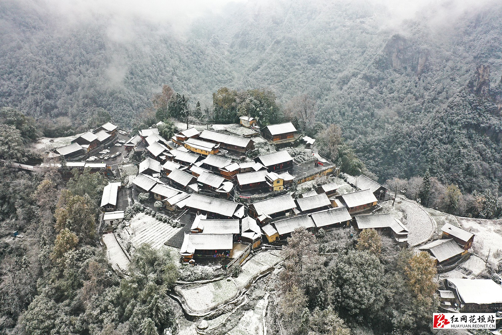 11月30日，花垣县双龙镇十八洞村迎来了2022年入冬后的第一场雪。白雪落山野，碎碎坠琼芳。雪后的苗寨银装素裹，好似一幅雪景山水画。