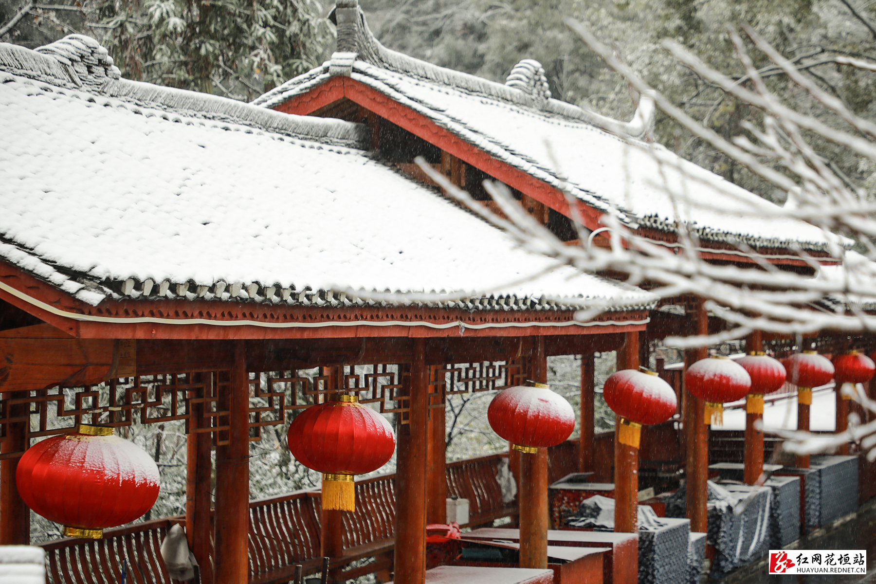 11月30日，花垣县双龙镇十八洞村迎来了2022年入冬后的第一场雪。白雪落山野，碎碎坠琼芳。雪后的苗寨银装素裹，好似一幅雪景山水画。