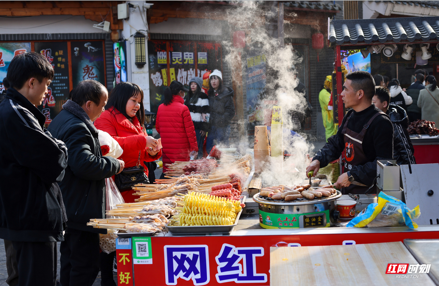 红网时刻新闻1月28日讯（通讯员 陶旭日）春节的零陵古城，热闹非凡，人气旺旺，喜气洋洋，人间烟火气，最抚凡人心。