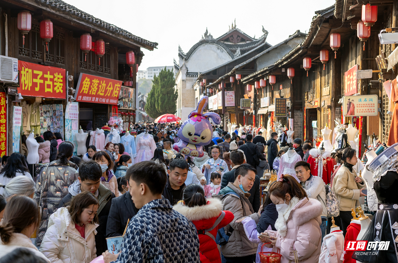 春节的零陵古城，热闹非凡，人气旺旺，喜气洋洋，人间烟火气，最抚凡人心。