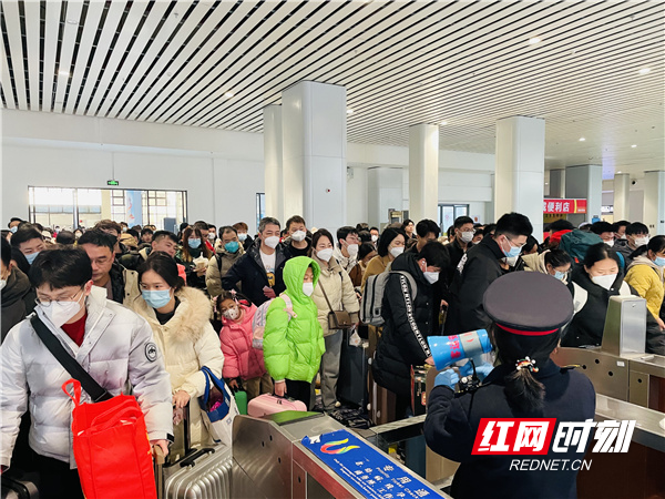 1月27日，永州火车站迎来返程客流高峰。