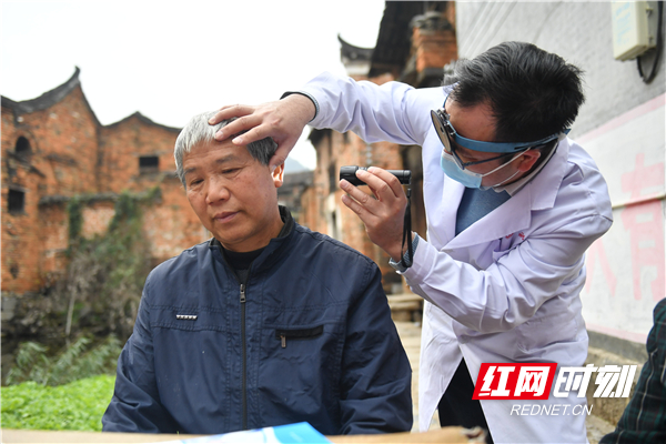3月2日， 湖南省永州市江永县潇浦镇允山卫生院医务人员免费为瑶民进行听力筛查。
