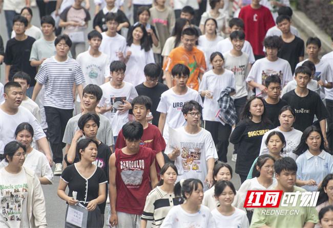 6月7日，湖南省永州市道县第一中学考点，首场考试结束后考生们走出考场。 （蒋克青/摄）