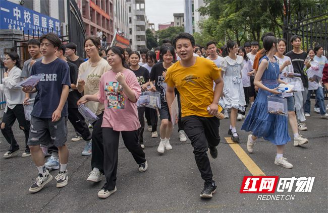 6月7日，湖南省永州市道县第一中学考点，首场考试结束后考生们飞奔出考场。（蒋克青/摄）