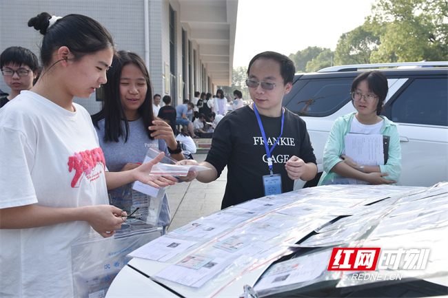 6月7日，湖南省衡阳市衡东县第一中学高考考点，送考班主任分发准考证。（肖亚辉/摄）