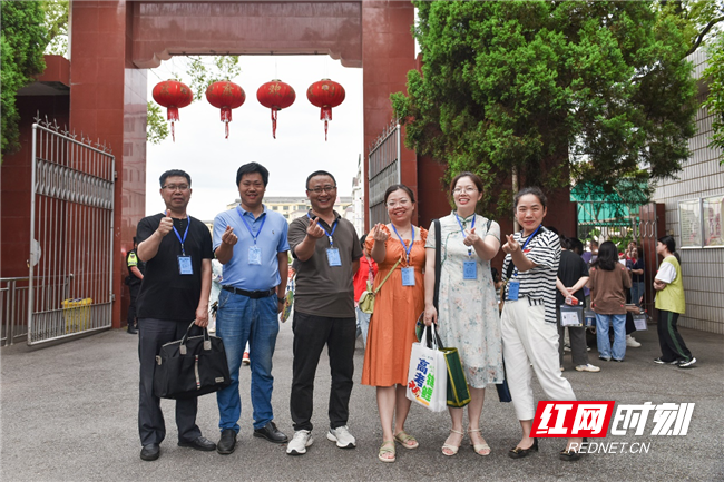 6月8日，高考第二天。衡东八中送考老师在考点外为考生比心送祝福。（肖亚辉/摄）