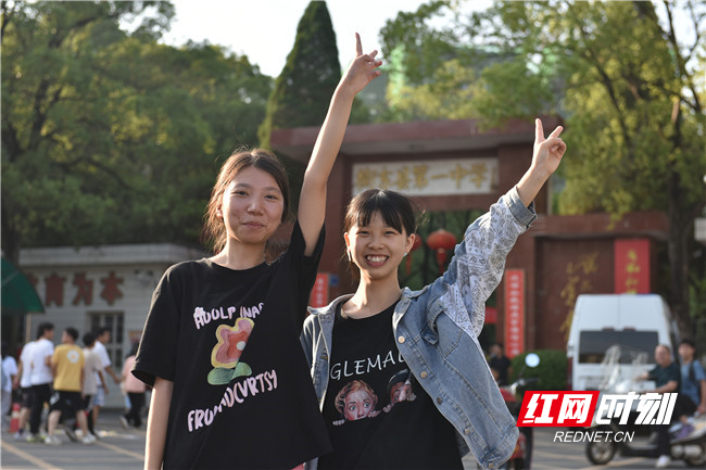 6月7日，湖南省衡阳市衡东县第一中学高考考点，考生在下午考试结束后开心走出考场，比出胜利的手势。(肖亚辉/摄）