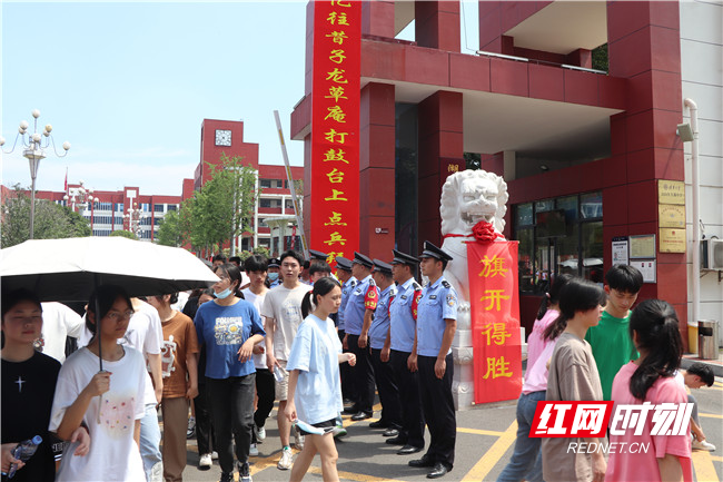 6月8日，高考第二天，常德市安乡县一中考点的“警察蓝”持续守候考生旗开得胜！（周叶繁/摄）