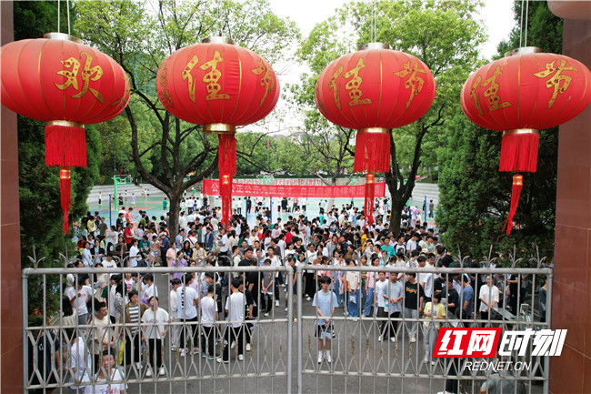 6月8日，高考第二天上午考试结束，考生在考点内等待离场信号。（肖亚辉/摄）