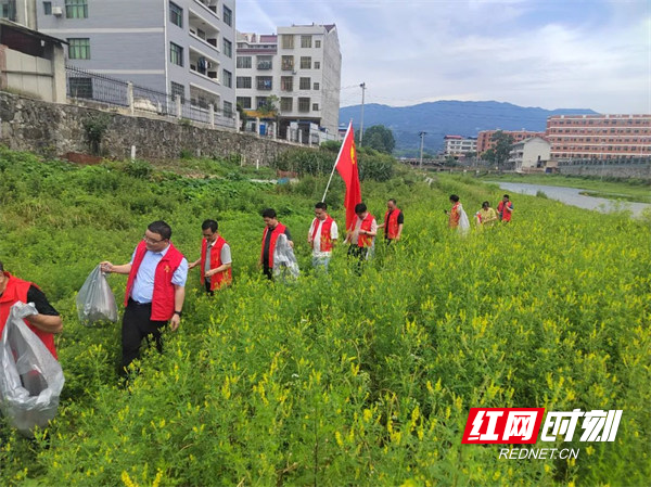 红网时刻娄底6月11日讯（通讯员 刘志毅 谭志君 李建雄 王文武）6月9日，涟源市伏口镇碧水支部联合镇整建办、环保站、团委等部门开展“守护幸福江河”主题党日活动，以实际行动践行“守护好一江碧水”责任担当。